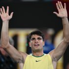 Carlos Alcaraz no ocultó su alegría y con brazos arriba celebró su pase a segunda ronda.