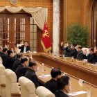 Pyongyang. El líder norcoreano Kim Jong-un, en una reunión de trabajo con funcionarios de su gobierno.