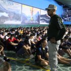 Fotografía cedida hoy por el Instituto Nacional Penitenciario de Perú (INPE) de un operativo en la establecimiento penitenciario de Lurigancho en Lima (Perú).