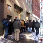 Un grupo de personas se amontonan al pie de la galería Sikkema Jenkins & Co., en la ciudad de Nueva York.