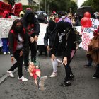 Trabajadoras sexuales rompen un muñeco de manera simbólica durante una protesta en contra de la extorsión policial hoy, en La Paz (Bolivia).