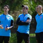 Adrián Gabbarini (d) supervisando los trabajos de pretemporada con el DT Josep Alcácer (i).