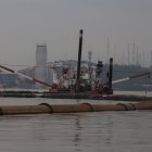 Trabajo. Que la draga avance sobre la ría significa más tubería; trabajo que toma horas.