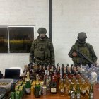 Evidencias. Decenas de botellas de licor de diferentes clases fueron encontradas en la cárcel de Cotopaxi.