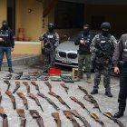 Personal de la Policía con parte del armamento.