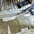 Indicios. Las autoridades decomisaron armamentos, drogas y dinero en efectivo durante la incursión militar.