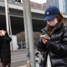 Una calle de Pekín, donde varias personas aparecen en diferentes ocupaciones.