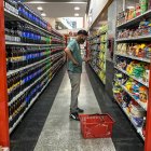 Un hombre revisa su celular mientras compra víveres en un supermercado, este 7 de junio de 2022, en Caracas (Venezuela). EFE/ Miguel Gutiérrez