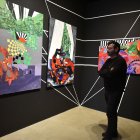 Las piezas oscilan entre la pintura, la realidad virtual, el video, la escultura, el performance y el código generativo.
