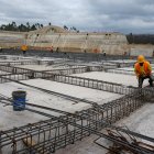 Un grupo de veinte personas construye el tanque de agua tratada que tiene 5.40 metros de profundidad.