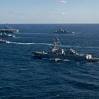 Varias naves de combate de Estados Unidos, Corea del Sur y Japón, desarrollan maniobras navales.