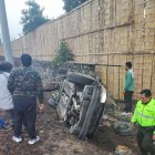 El auto quedó volcado sobre un costado de la vía.