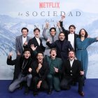 Elenco de la Sociedad de la Nieve en su premier en Uruguay.