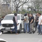 Hasta la avenida del Bombero llegaron varios agentes para levantar la escena del crimen y retirar los restos del fiscal asesinado.