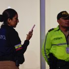 Personal de la Policía Nacional se encuentra en el aeropuerto Mariscal Sucre previo a la llegada de Daniel Salcedo