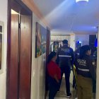 Personal de la Policía durante el allanamiento.