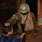 Quito de noche - un niño se acercó a un militar a regalarles chocolates