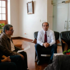 Durante la entrega de la propuesta para mejorar la seguridad en el Sistema educativo que hacen docentes al gobernador de Tungurahua.