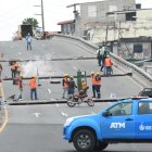Sur. Personal del Cabildo realiza las labores en el puente.