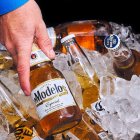 Opciones.- Botellas de cervezas mexicanas como