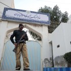 Un funcionario de seguridad paquistaní hace guardia frente al Centro Cultural de la República Islámica de Irán, en Hyderabad, Pakistán, 18 de enero de 2024.