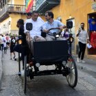 El comediante Alejandro Riaño (d) y el alcalde de Cartagena, Dumek Turbay (i), prueban el prototipo de coche eléctrico