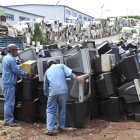 Trabajadores desarman electrodomésticos y artículos electrónicos en un centro de reciclaje en Tieling City, al noreste de China, en una imagen de archivo.