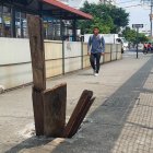 Con tablas de madera cubren una alcantarilla sin tapa en las calles Primero de Mayo, entre Carchi y Tulcán.