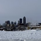 Una zona urbana cubierta de nieve hoy, en Des Moines, Iowa (EE.UU.). La ola de frío cubre ya gran parte de Estados Unidos con bajas temperaturas, nevadas y vientos gélidos.