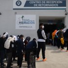 Migrantes esperan en el Centro de Retornados de Guatemala, tras llegar deportados desde El Paso, Texas (EE.UU.).