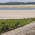 Varios desplazados caminan cerca de un río de Colombia.