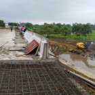 Se observa la obra de construcción del puente formal, mientras a un costado se observa el paso lateral arrasado.