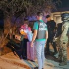 En esta foto del Diario La Nación, se observa a las fuerzas militares y policiales intervenir el lugar y hacer las pericias del caso.