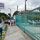 Parte del personal que labora en el sitio fue desalojado mientras una Unidad de Policía Comunitaria (UPC) móvil ingresó para revisar la novedad.