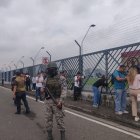 Hay expectativa en los exteriores del lugar.