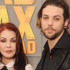 Navarone junto a su madre, la también cantante Priscilla Presley, quien falleció el 12 de enero del año 2023.