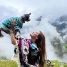 Yoda, mestizo de 11 años, junto a su dueña Ana Cristina López, en Machu Picchu