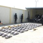 Salinas. Elementos policiales aparecen con la carga ilegal recuperada.