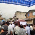 Despedida. Familiares y amigos cargaron el féretro del fiscal Suárez.