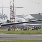 Más de una hora tardaron en bajar los familiares de Adolfo Macías, tras su arribo a Ecuador, desde Argentina.