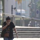 Una persona camina cubriéndose la nariz por una calle céntrica de Bangkok, que este viernes 19 de enero presenta altos niveles "insalubres" de contaminación del aire.
