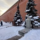 Vista de la tumba de Iósif Stalin y su busto, que se encuentran a los pies de las murallas del Kremlin y detrás del Mausoleo de Lenin en Moscú.