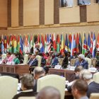 Los participantes siguen las actuaciones durante la apertura de la 19ª cumbre del Movimiento de Países No Alineados en Munyonyo, Kampala, Uganda, el 19 de enero de 2024.