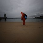 Continúa la recogida de pellets este martes en la playa de San Amaro, en la ciudad de A Coruña. EFE/Cabalar