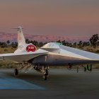 El avión experimental supersónico X-59 de la NASA, en las afueras de las instalaciones de Skunk Works, en Palmdale (California, EE.UU).