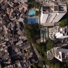 ACOMPAÑA CRÓNICA: BRASIL DESIGUALDAD AME1031. SAO PAULO (BRASIL), 20/01/2024.- Fotografía tomada con un dron que muestra la favela Paraisópolis frente a una zona de edificios de lujo, el jueves 18 de enero de 2024, en la zona sur de la ciudad de São Paulo (Brasil). Las élites concentran cada vez más riqueza en Brasil y a un ritmo tres veces mayor que la población general, un salto que no se veía desde los tiempos de la dictadura militar (1964-1985) y desafía el objetivo del presidente Luiz Inácio Lula da Silva de atajar la desigualdad. EFE/ Isaac Fontana