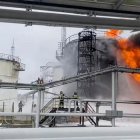 xtinción del incendio provocado por un ataque ucraniano con drones contra el depósito de petróleo de Klintsevskaya, en la región rusa de Bryansk. EFE/EPA/Ministerio de Emergencias de Rusia