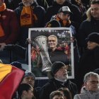 El técnico Mourinho es reconocido por los hinchas de Roma