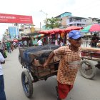 Miles de personas cruzan a diario el puente internacional entre Ecuador y Perú, sin mayor control de la mercadería ni identidades.