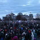 los manifestantes se reúnen frente al parlamento alemán Bundesta